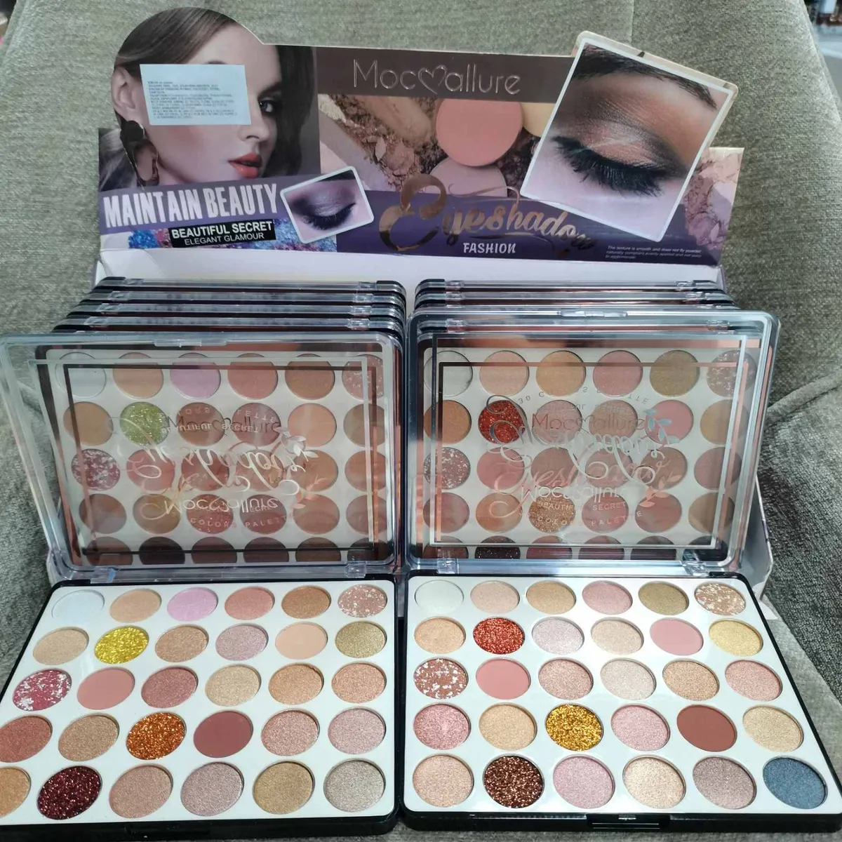 Palety cieni do powiek Moc Allure z 30 kolorami matowymi i brokatowymi w przezroczystym opakowaniu