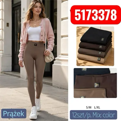 Legginsy damskie prążkowane w kolorach brązowym, czarnym i beżowym, modelka w miejskim otoczeniu