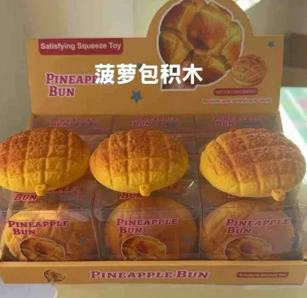 Piankowa zabawka antystresowa w kształcie bułki Pineapple Bun w plastikowym opakowaniu