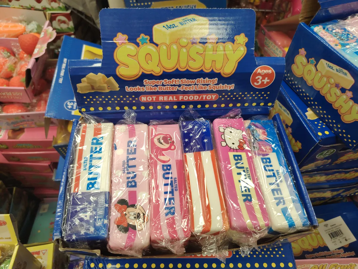 Zestaw kolorowych miękkich zabawek squishy w kształcie kostek masła z różnymi wzorami