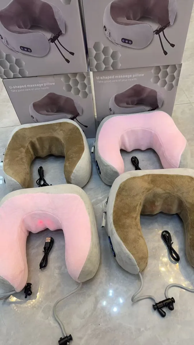 Poduszki masujące U-shaped w kolorach różowym i beżowym z szarymi bokami, z kablem USB i panelami sterowania