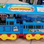 Lokomotywa zabawkowa niebieska z żółtymi kołami Thomas & Friends