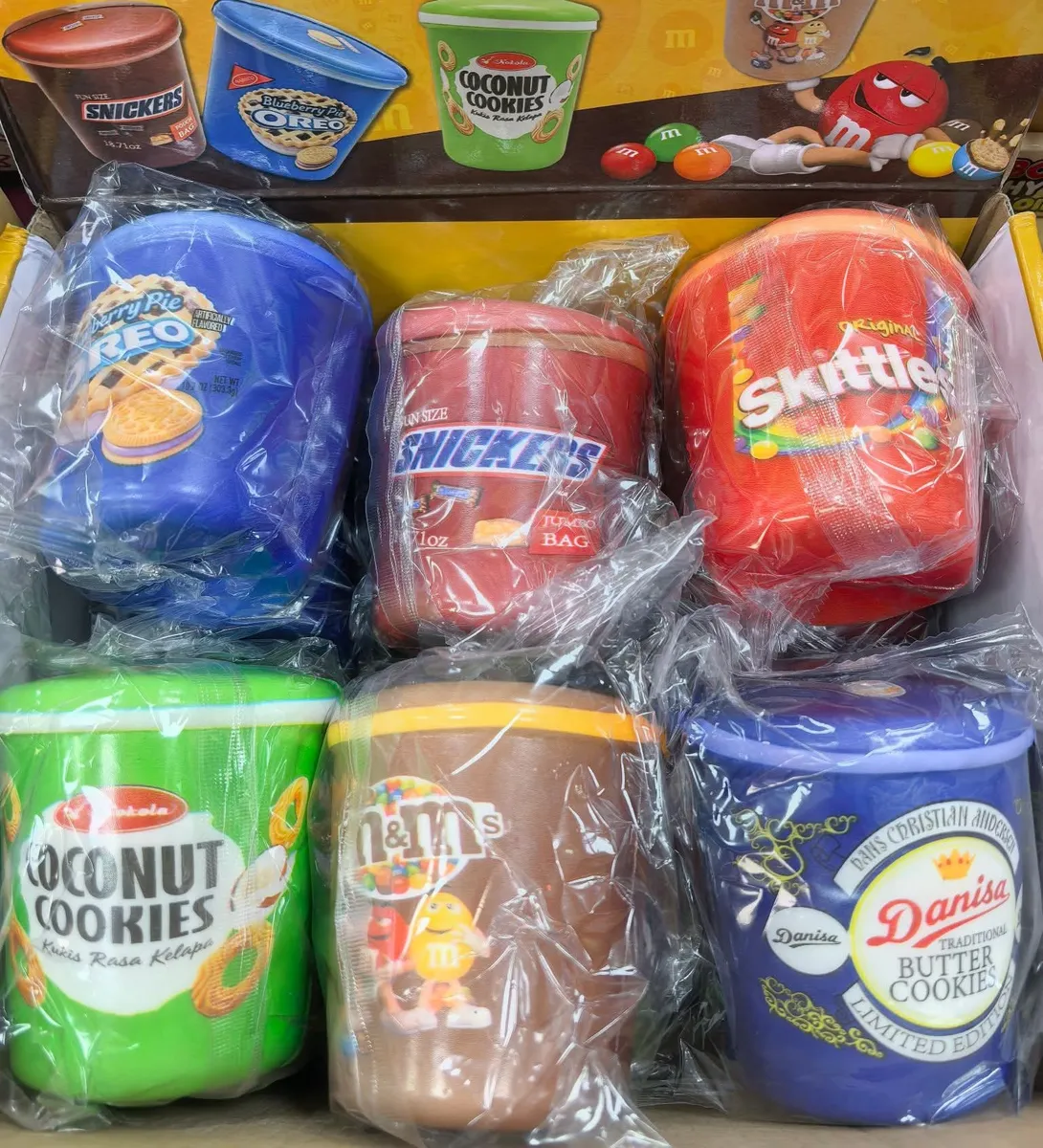 Zestaw sześciu gniotków squeeze toys w kształcie kubków i puszek słodyczy w różnych kolorach