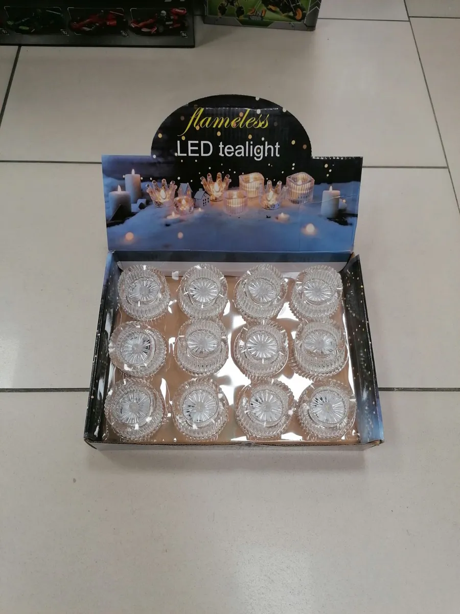 Zestaw 12 przezroczystych świec LED tealight bez płomienia w plastikowym opakowaniu