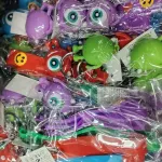 Kolorowy brelok z figurką potwora mix kolorów 12 sztuk