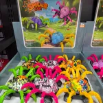 Zabawka Spider Car kolorowa z ruchomymi nogami 12 sztuk