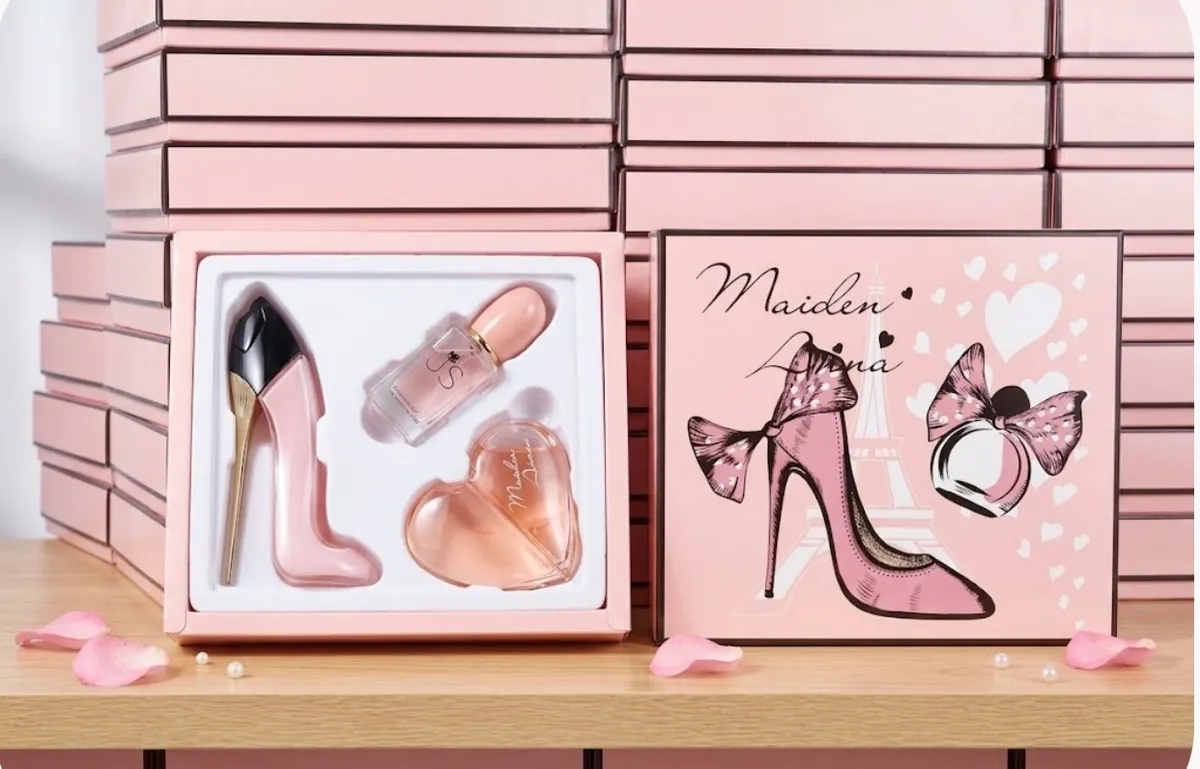 Zestaw perfum Maiden Luna w różowym pudełku z flakonami w kształcie szpilki, serca i klasycznym