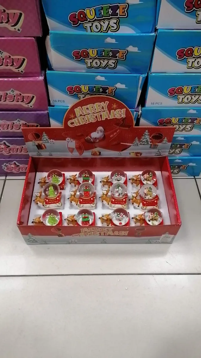Figurki świąteczne z reniferem i kulą wodną w czerwonym opakowaniu z napisem Merry Christmas