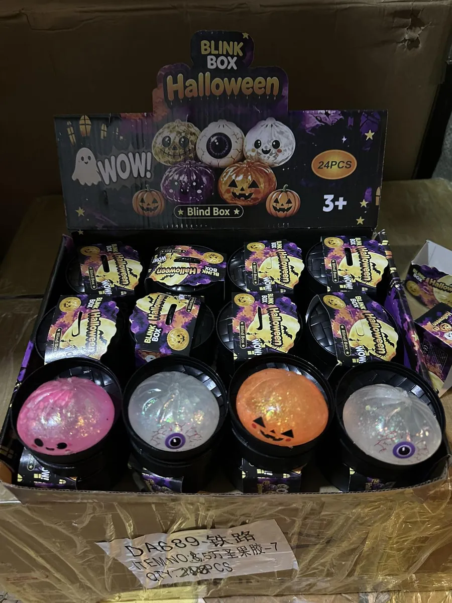 Zestaw 24 sztuk zabawek Blind Box Halloween w kartonie z różnymi motywami i kolorami