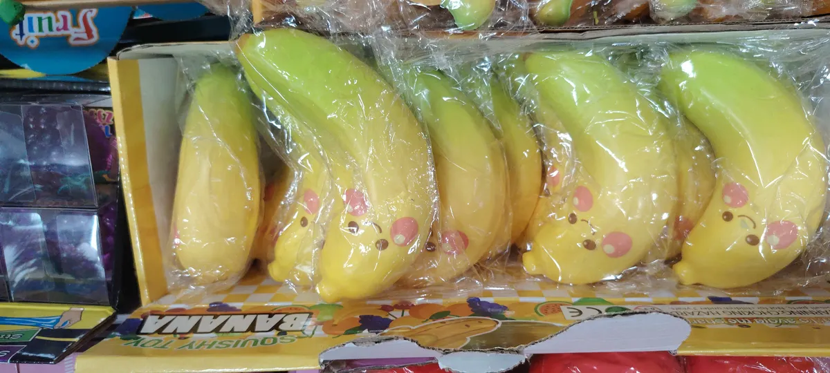 Miękka żółta zabawka antystresowa w kształcie banana zapakowana w folię, 12 sztuk w opakowaniu