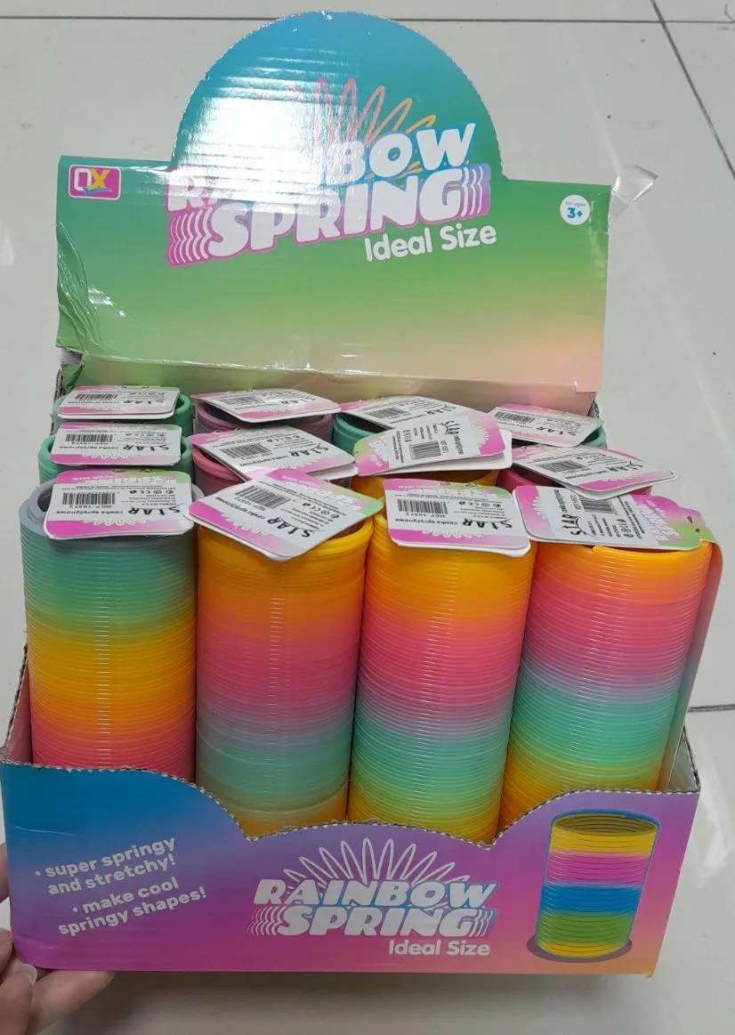Kolorowe tęczowe sprężyny Rainbow Spring w opakowaniu zbiorczym na białym tle