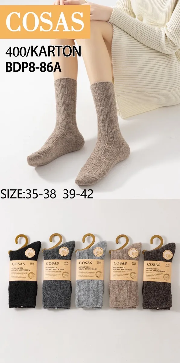 Skarpety COSAS z wełny merino w kolorach beżowym, szarym i czarnym, prążkowane, na modelce i w opakowaniach.
