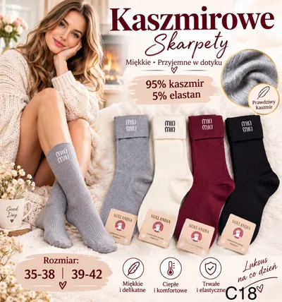 Kobieta w jasnym swetrze siedzi obok czterech par kaszmirowych skarpet w szarym, jasnoszarym, bordowym i czarnym kolorze