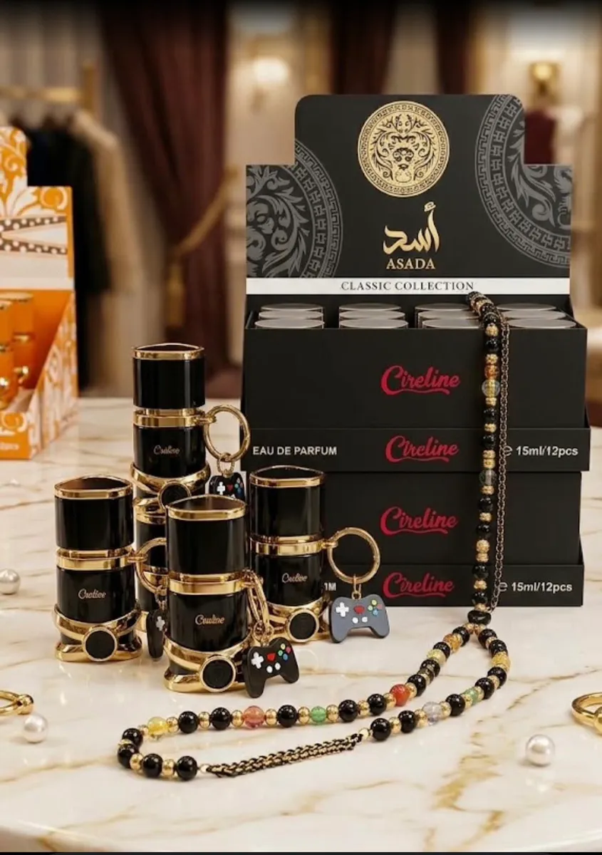 Butelki perfum czarne z złotymi zdobieniami i brelokiem gamepad, opakowanie zbiorcze 12 sztuk