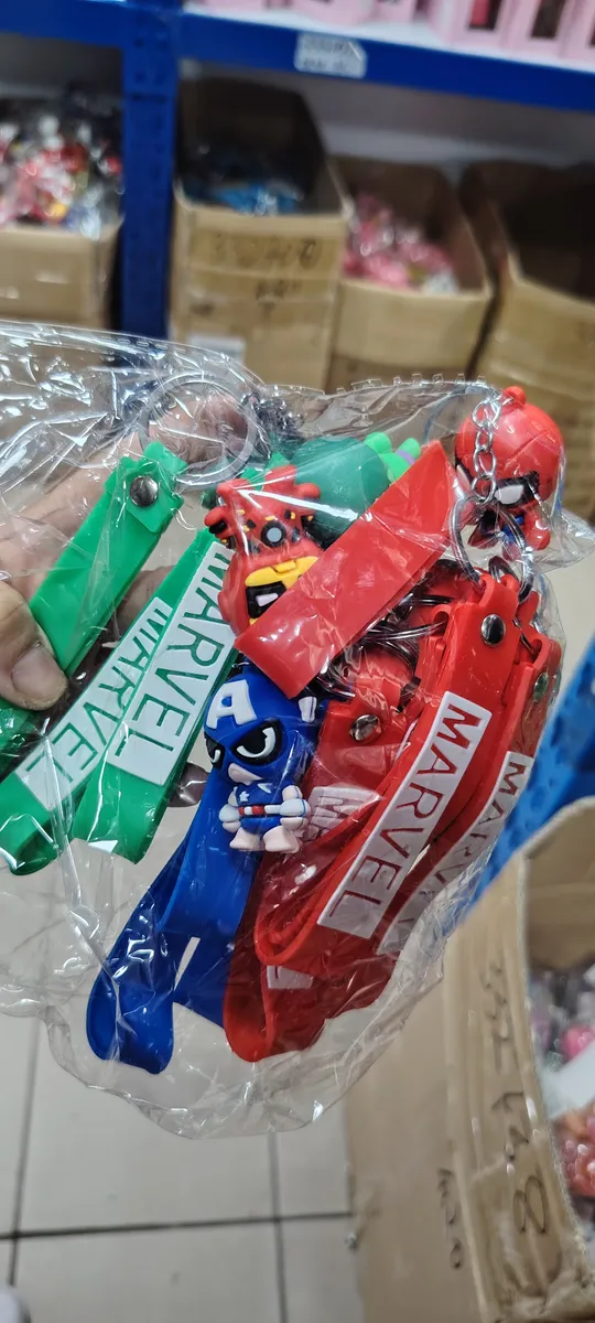 Zestaw kolorowych breloków Marvel z figurkami postaci i silikonowymi zawieszkami w folii