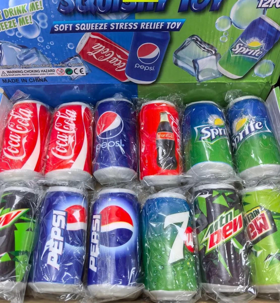 Zestaw 12 zabawek antystresowych w kształcie puszek napojów Coca-Cola, Pepsi, Sprite, Mountain Dew i 7UP w opakowaniu.