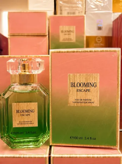 Butelka perfum Blooming Escape 100ml z zielono-różowym opakowaniem i przezroczystym korkiem