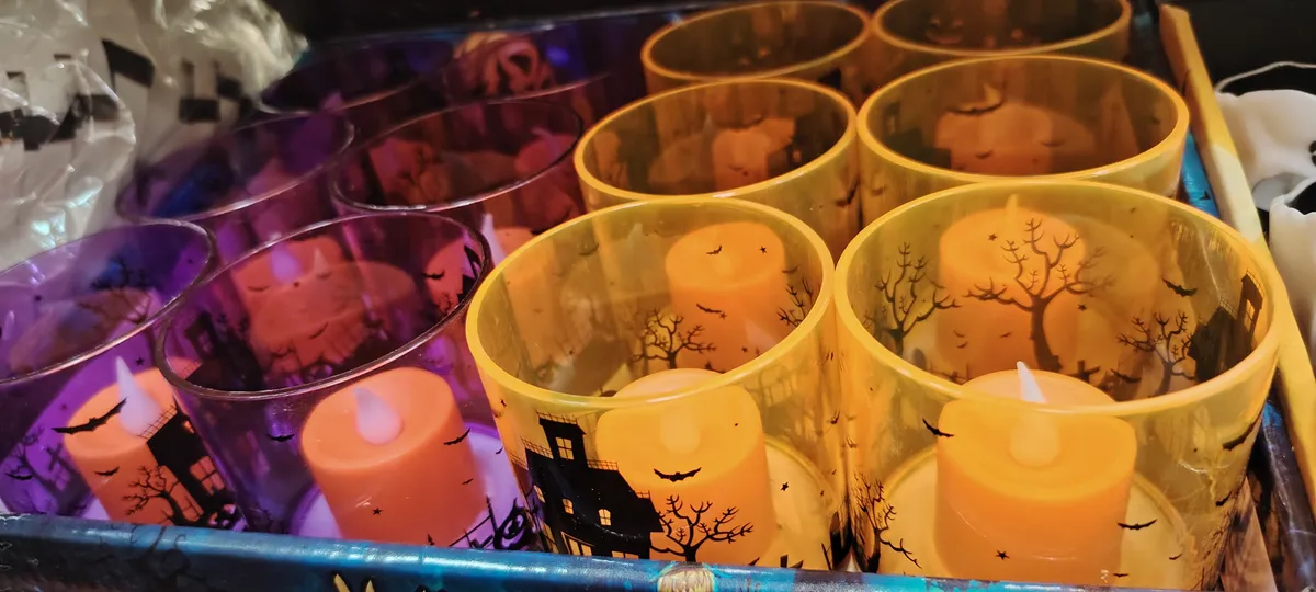 Lampiony LED w kolorze pomarańczowym i fioletowym z nadrukiem zamku, nietoperzy i drzew na Halloween