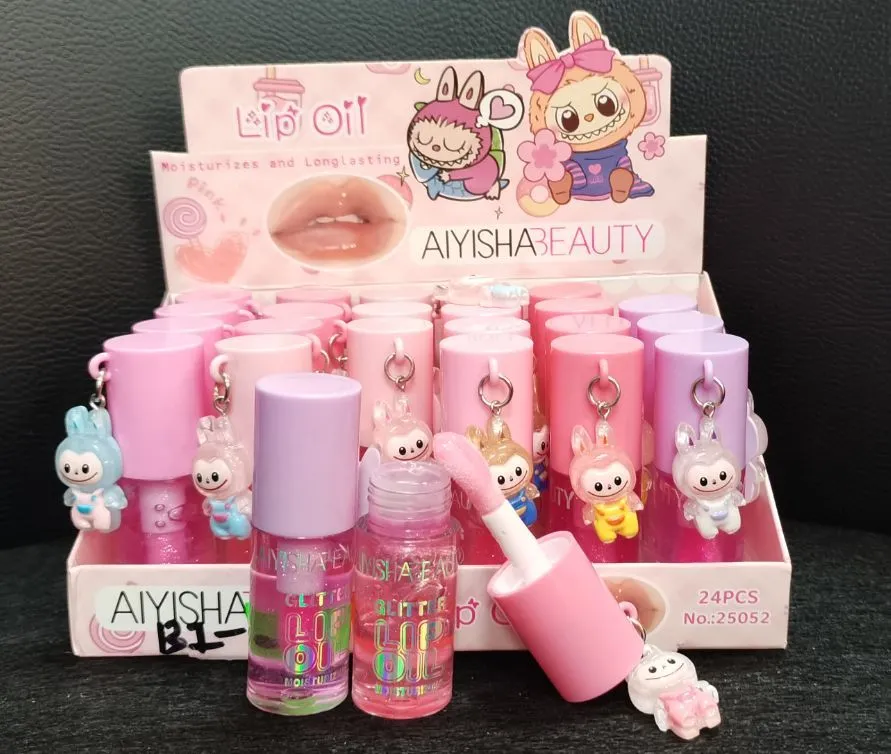 Błyszczyki do ust AIYISHA BEAUTY w pastelowych opakowaniach z zawieszkami postaci