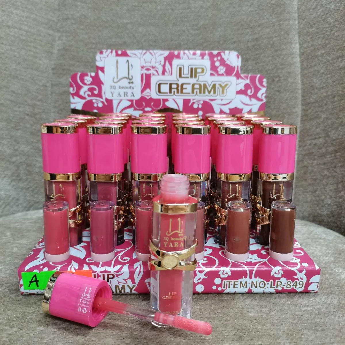 Błyszczyki do ust YARA Lip Creamy w różowych opakowaniach z aplikatorem, ekspozycja 24 sztuki