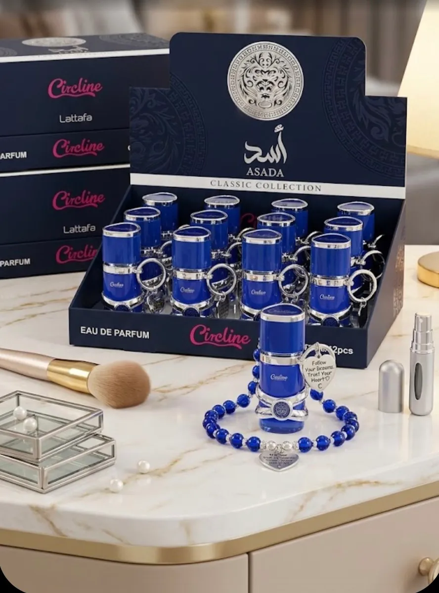 Granatowe perfumy Circline Asada Classic Collection 15 ml z brelokiem na białym marmurowym blacie