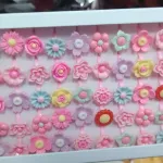 Zestaw kolorowych plastikowych guzików kwiatowych mix pastelowy