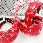 Opaska mix kolorów czerwono-biała z motywem świątecznym