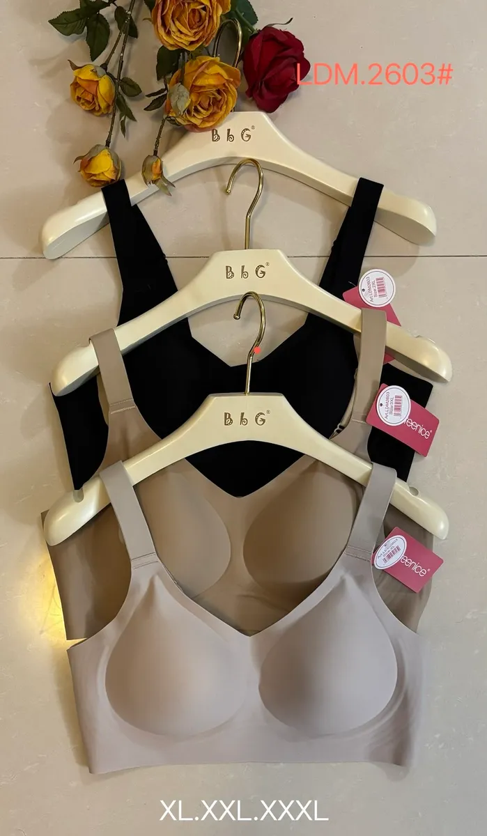 Trzy biustonosze bezszwowe na wieszakach w kolorach beżowym i czarnym, rozmiary XL-XXL-XXXL