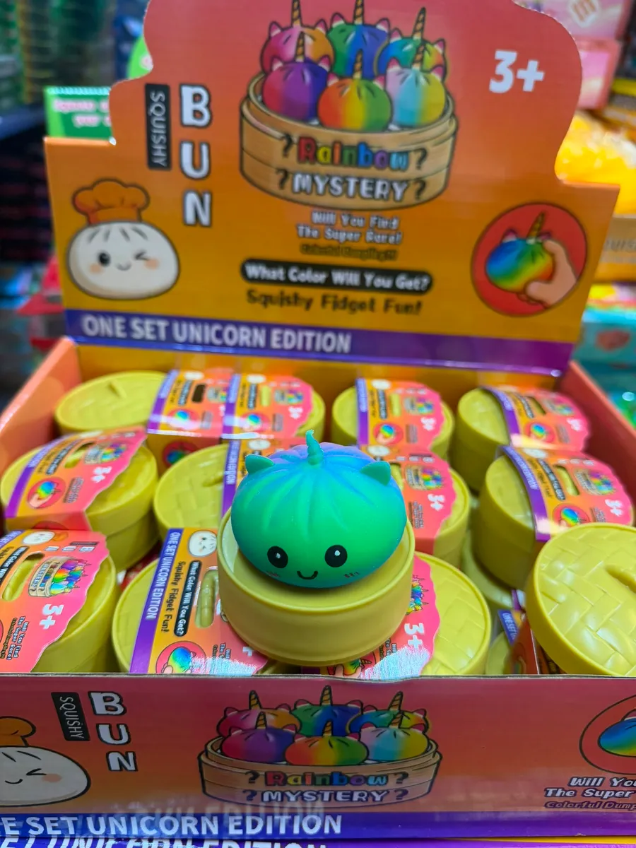 Kolorowa miękka zabawka squishy w kształcie bułeczki jednorożca na żółtym pojemniku bambusowym
