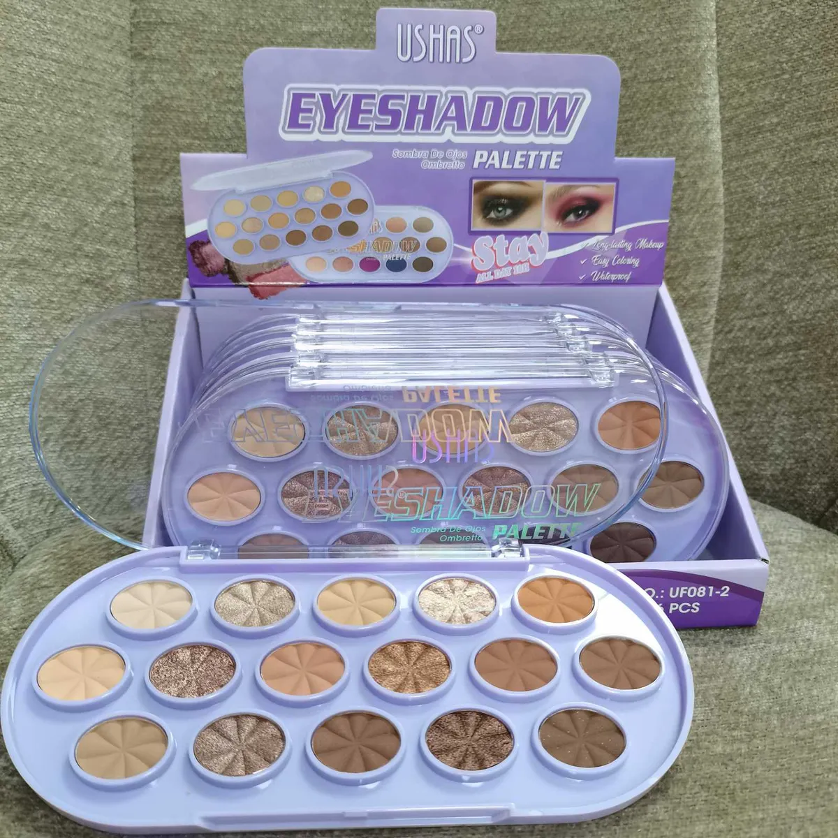 Paleta cieni do powiek Ushas z 15 odcieniami nude, matowymi i metalicznymi, w plastikowym opakowaniu