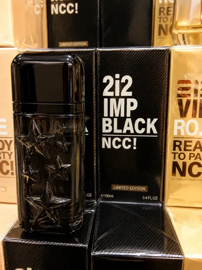 czarny flakon perfum 2i2 IMP Black 100ml z wypukłymi gwiazdami i czarne opakowanie