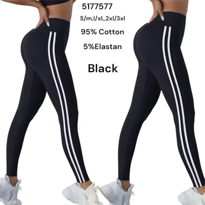 Czarne legginsy damskie z dwoma białymi paskami po bokach na modelce