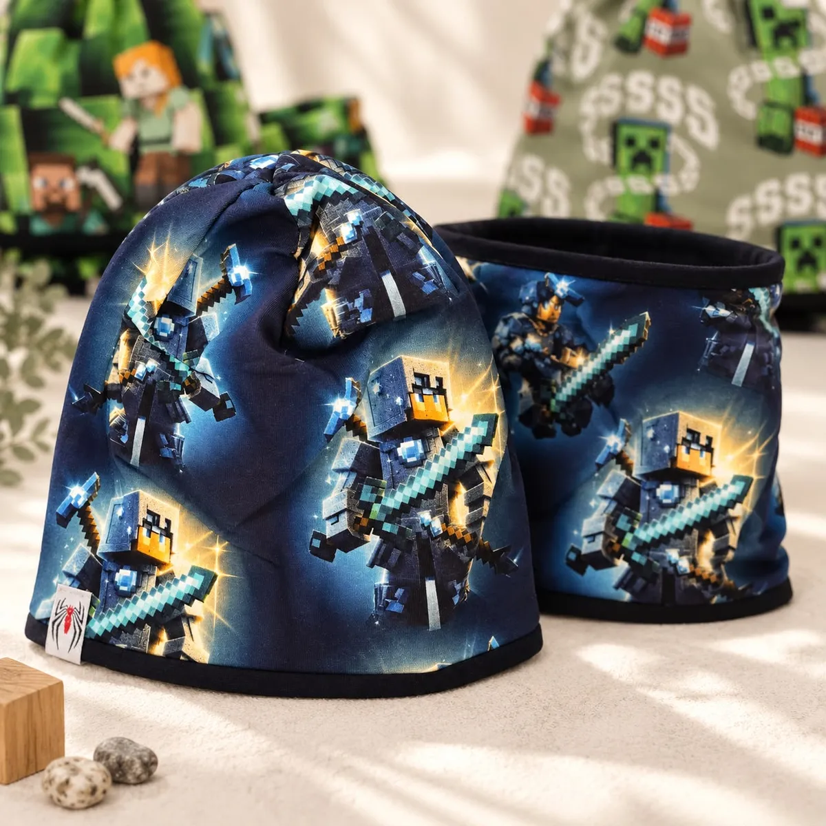 Granatowa dziecięca czapka i komin z nadrukiem postaci Minecraft w zbrojach z mieczami