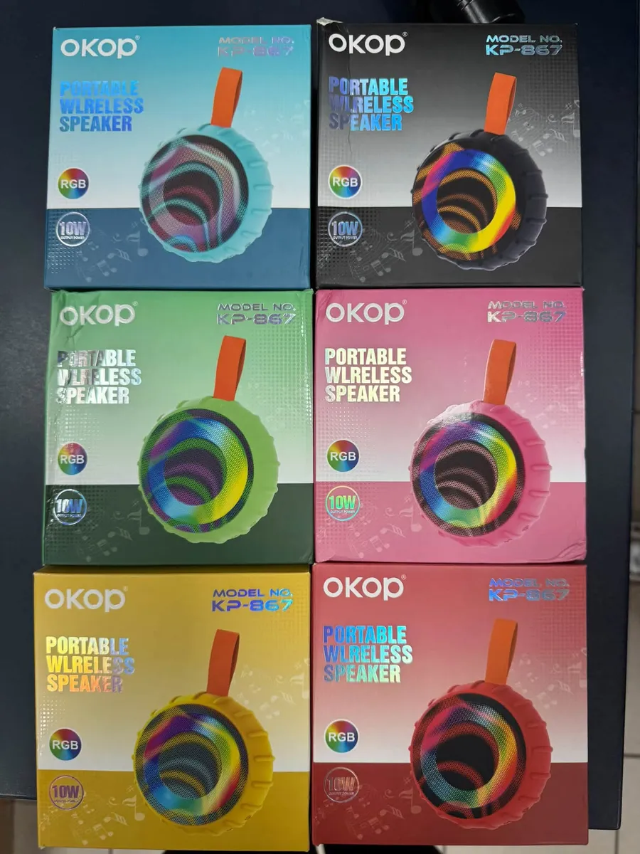 Sześć kolorowych głośników bezprzewodowych OKOP KP-867 w opakowaniach, różne kolory obudowy i podświetlenie RGB