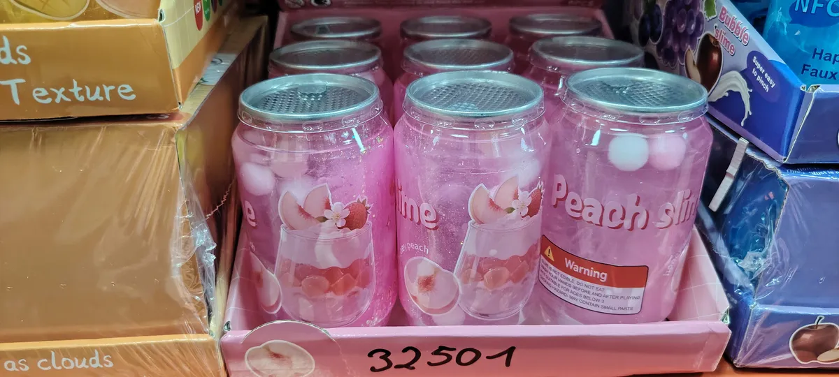 Różowy żel Peach Slim w plastikowych słoikach z białymi i różowymi kuleczkami, 9 sztuk w opakowaniu