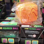 Kostka antystresowa Cube Squeeze Ball pomarańczowa z wzorem