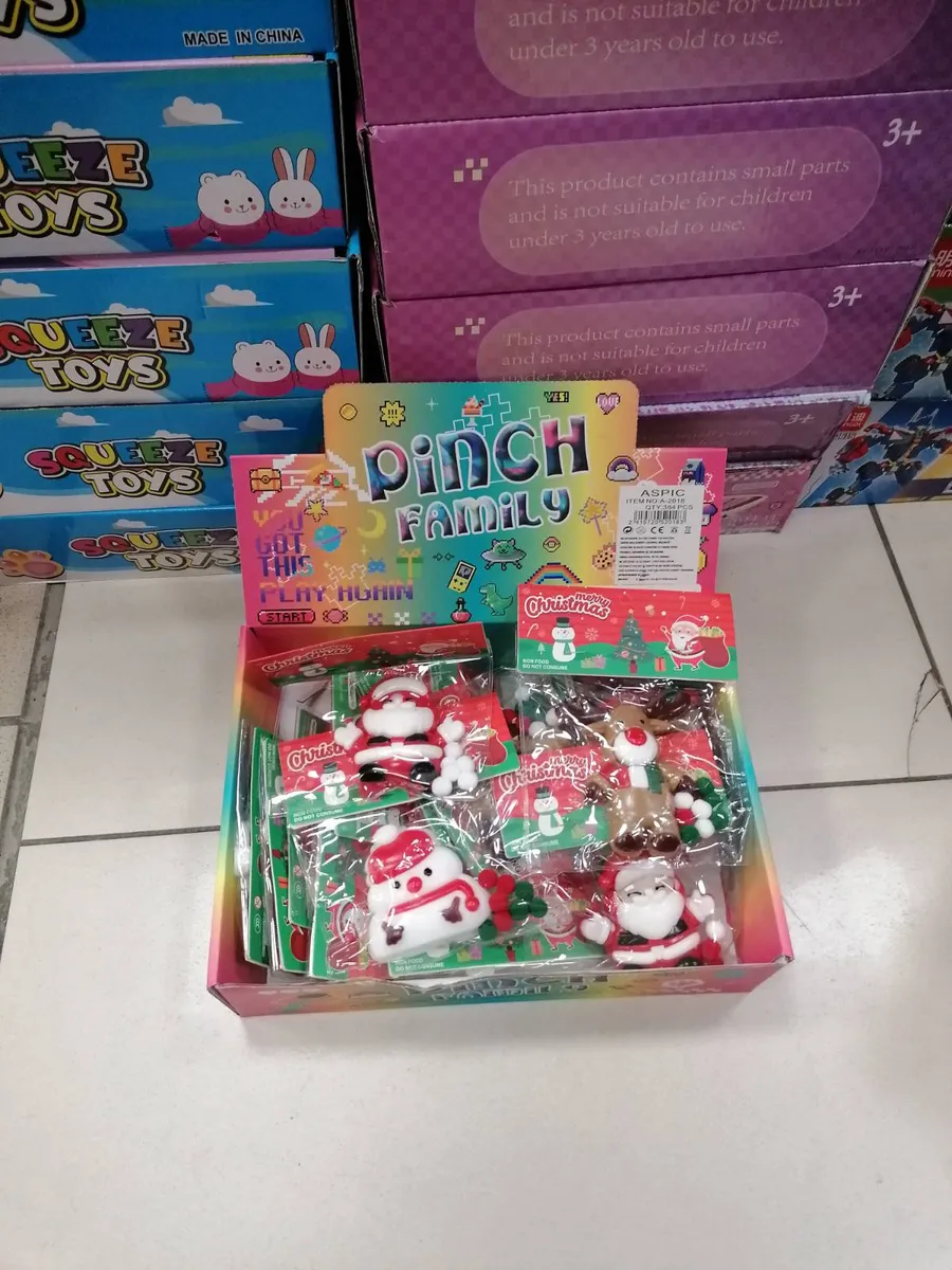 Zabawki squeeze toys świąteczne figurki Mikołaj, bałwanek, renifer w opakowaniu zbiorczym