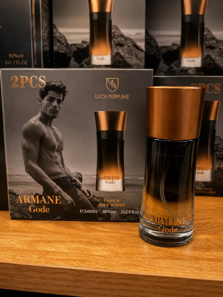 Zestaw perfum męskich Armane Gode 2x60ml z flakonem w brązowo-złotych kolorach na drewnianym blacie