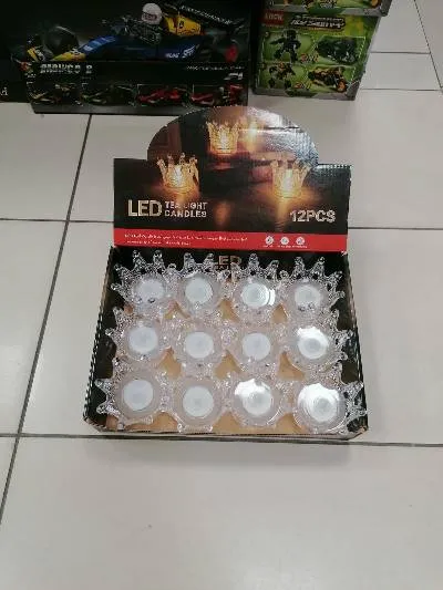 12 przezroczystych świeczek LED tealight z ozdobnym rantem w kartonowym opakowaniu
