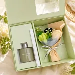 Zestaw prezentowy HOME FRAGRANCE z kwiatami w pastelowo-zielonym pudełku