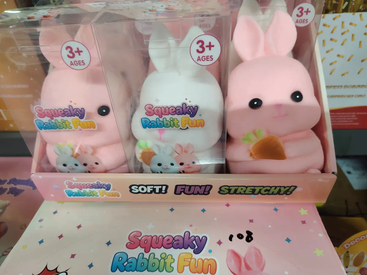 Zabawki królik Squeaky Rabbit Fun w pastelowych kolorach różowym i białym w opakowaniu