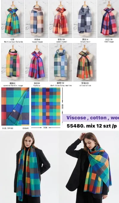 Wielokolorowy szalik w dużą kratę 70x180 cm na manekinie i modelce