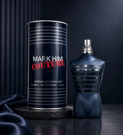 Granatowy matowy flakon perfum w kształcie torsu męskiego obok metalicznej puszki