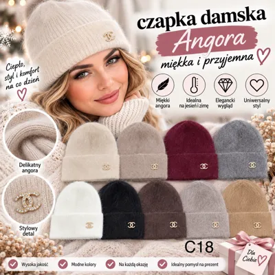 dziesięć czapek damskich angora w różnych kolorach z metalowym logo na przodzie