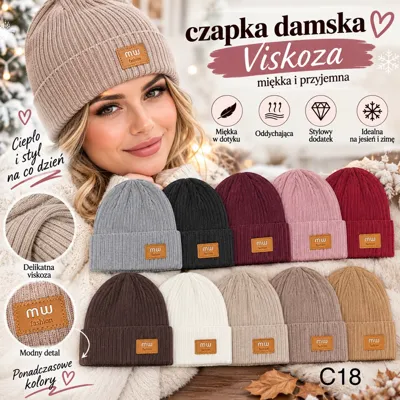 dziesięć czapek damskich w różnych kolorach z prążkowanym splotem i naszywką mw