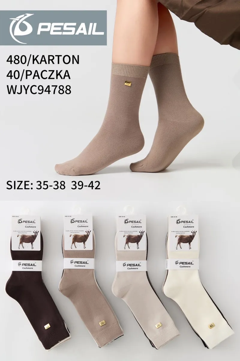 Cztery pary damskich skarpetek Pesail Cashmere w odcieniach brązu i beżu na modelce i ułożone obok