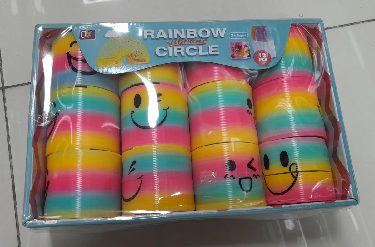 Opakowanie 12 kolorowych sprężyn zabawkowych w tęczowe pasy z nadrukiem emotikon