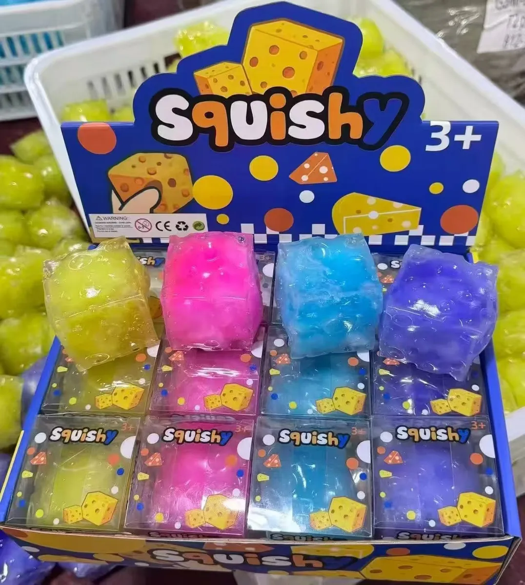 Kolorowe miękkie kostki squishy w kształcie sera w opakowaniach, żółty, różowy, niebieski, fioletowy