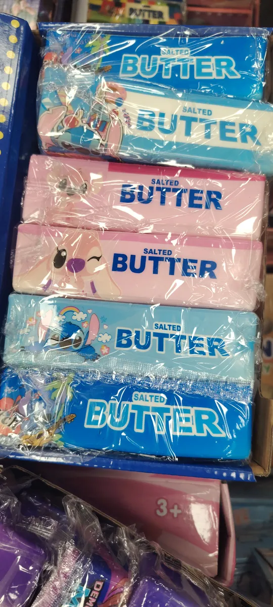 Mydła w kostce Salted Butter w kolorowych opakowaniach z kreskówkowymi postaciami, różowe i niebieskie