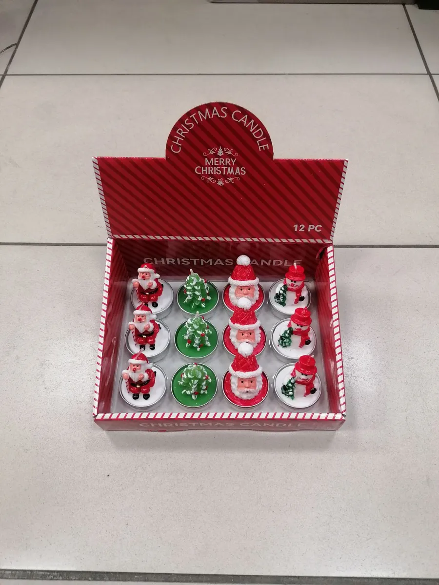 Zestaw 12 świec tealight z ozdobami Mikołaja, choinki i bałwanka w czerwonym opakowaniu